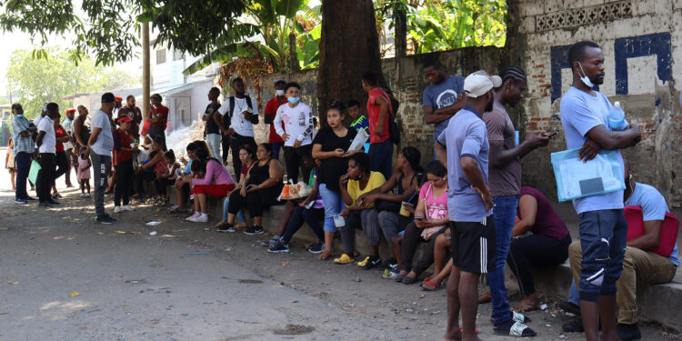 Migrantes de origen haitiano hacen fila para tramitar papeles migratorios hoy, en la fronteriza Tapachula, Chiapas (México). EFE/Juan Manuel Blanco