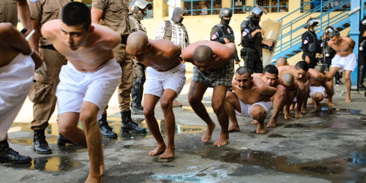 ES1001.QUEZALTEPEQUE (EL SALVADOR) 28/03/2022- Fotografía cedida por El Gobierno de El Salvador que muestra pandilleros de la Mara Salvatrucha y Barrio 18 durante una requisa hoy, en el Centro Penal de Quezaltepeque (El Salvador). Ante el aumento de asesinatos el presidente salvadoreño Nayib Bukele declaró alerta máxima en todas la cárceles del país. EFE/CORTESIA GOBIERNO DE EL SALVADOR/SOLO USO EDITORIAL /NO VENTAS /SOLO DISPONIBLE PARA ILUSTRAR LA NOTICIA QUE ACOMPAÑA /CRÉDITO OBLIGATORIO