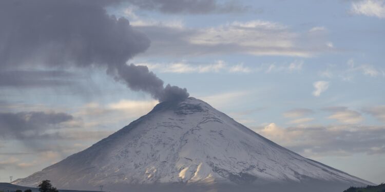 Imagen de archivo del pasado enero del volcán Cotopaxi, con una fumarola de gas y ceniza, visto desde la ciudad de Quito (Ecuador). EFE/ José Jácome