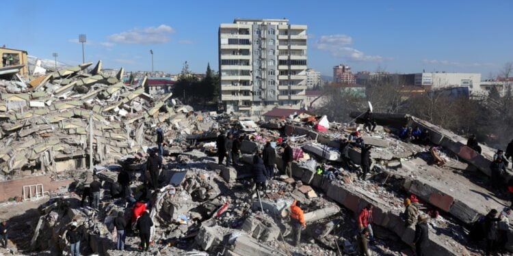 Kahramanmaras (Turkey), 08/02/2023.- People search the rubble of a collapsed building in the city of Kahramanmaras, southeastern Turkey, 08 February 2023. More than 11,000 people have died and thousands more are injured after two major earthquakes struck southern Turkey and northern Syria on 06 February. Authorities fear the death toll will keep climbing as rescuers look for survivors across the region. (Terremoto/sismo, Siria, Turquía, Estados Unidos) EFE/EPA/ABIR SULTAN