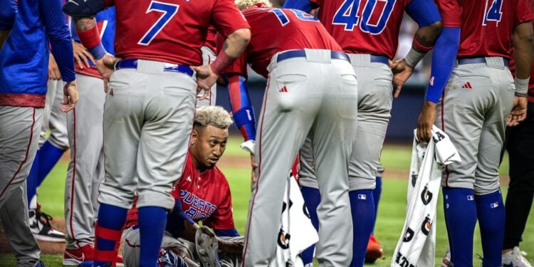 El lanzador puertorriqueño Edwin Diaz (c-abajo) fue registrado este miércoles, 15 de marzo, al ser atendido por varios compañeros de su selección, durante un partido del Clásico Mundial de béisbol contra República Dominicana, en el estadio LoanDepot Park, en Miami (Florida, EE.UU.). EFE/Cristóbal Herrera