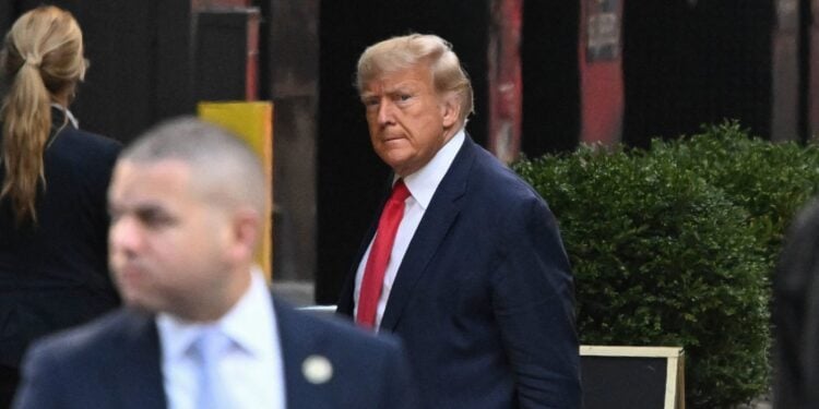 El expresidente Donald Trump a su entrada a la sala de audiencia en la Corte de Manhattan, en Nueva York, el 4 de abril de 2023