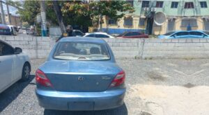 Carro azul donde iba la victima de robo de 3 millones de pesos en parqueo-