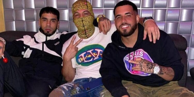 El periodista Eligio Rojas informó en su cuenta de Twitter que Anuel AA habría compartido una foto en la que se le ve junto al líder criminal y otros dos hombres,