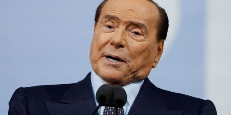 FOTO DE ARCHIVO: El ex primer ministro italiano Silvio Berlusconi durante un acto de campaña electoral en la Piazza del Popolo de Roma, Italia, el 22 de septiembre de 2022. REUTERS/Yara Nardi