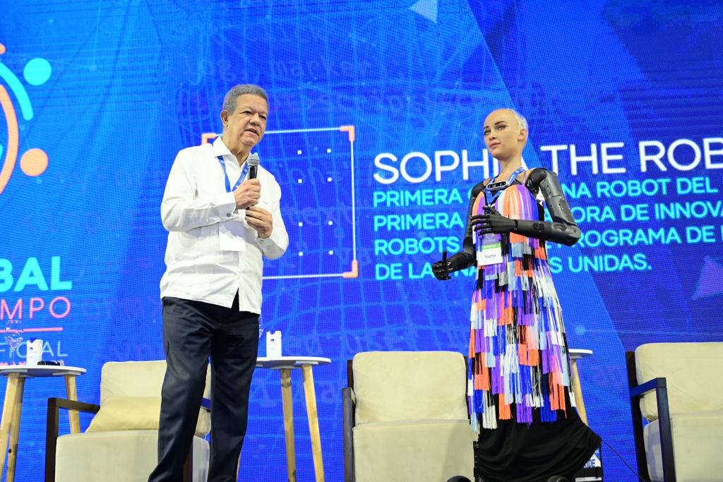 acento Yo Bienvenido Leonel le pregunta al robot Sophia sobre el desarrollo de país: “Es un  ejemplo inspirador” – noticias telemicro