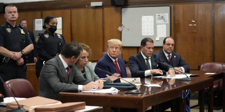 El expresidente estadounidense Donald J. Trump (C) se sienta en la sala del tribunal para su lectura de cargos en el Tribunal Penal de Nueva York en Nueva York, Nueva York, EEUU. Imagen de archivo. EFE/EPA/Steven Hirsch / POOL