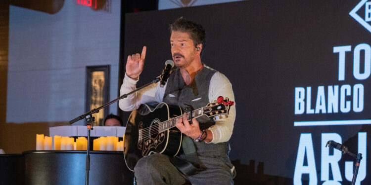 Fotografía de archivo del cantautor Ricardo Arjona durante un encuentro con medios de comunicación en un restaurante de Brooklyn, Nueva York (EEUU). EFE Ángel Colmenares