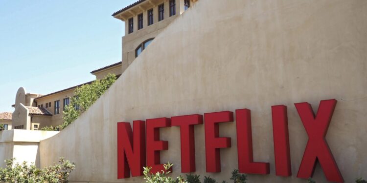 Fotografía de archivo que muestra el logotipo de la plataforma líder de televisión por internet a nivel mundial, Netflix, en su sede de Los Gatos, California (Estados Unidos). EFE/JOHN G. MABANGLO