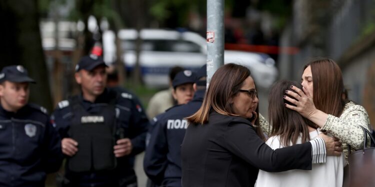 Dos profesoras consuelan a una alumna de la escuela primaria Vladislav Ribnikar en Belgrado, donde este miércoles un compañero abrió fuego causando dos muertos. EFE/EPA/Andrej Cukic