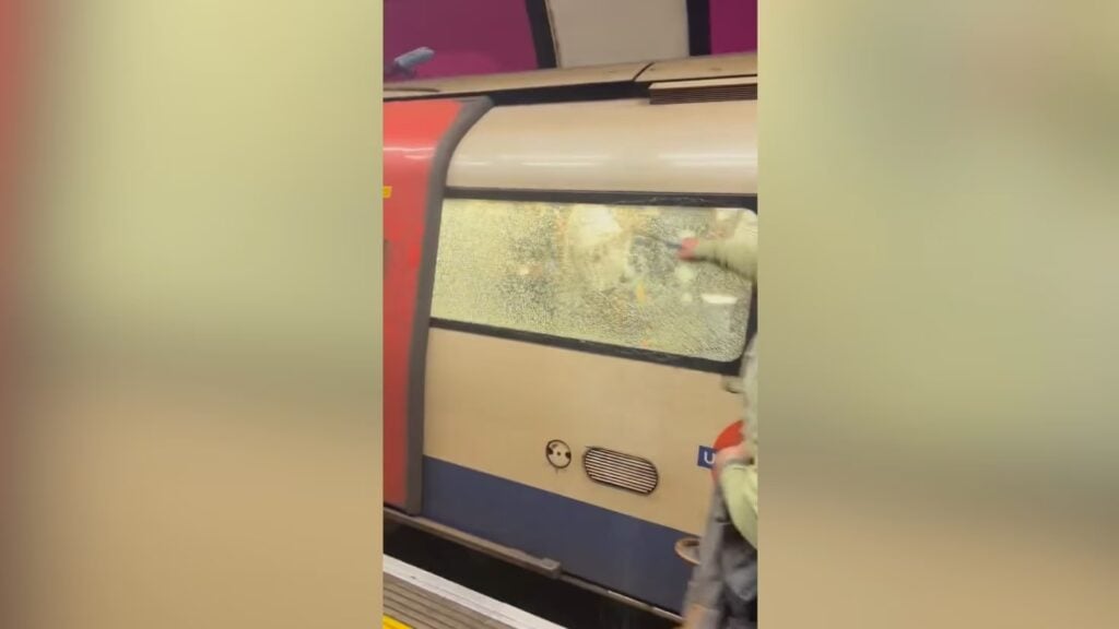 Hasta el momento se desconoce que linea sufrió las afectaciones para circular con presencia de humo en la estación Clapham Common