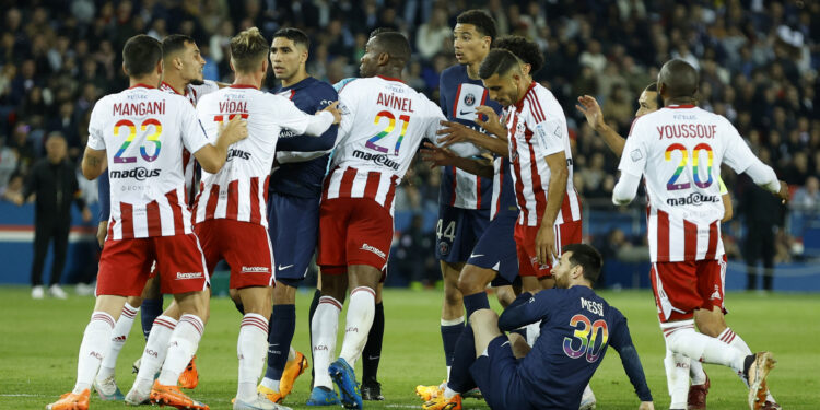 Soccer Football - Ligue 1 - Paris St Germain v Ajaccio - Parc des Princes, Paris, France - May 13, 2023 AC Ajaccio's Thomas Mangani clashes with Paris St Germain's Achraf Hakimi before both are sent off REUTERS/Christian Hartmann