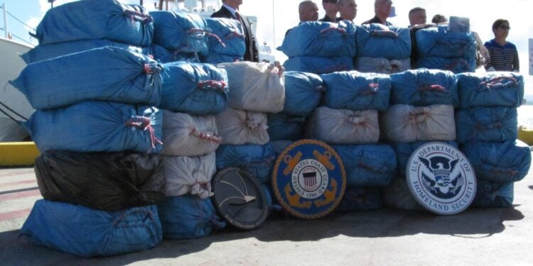 La Guardia Costera estadounidense informó este jueves de la incautación de un alijo de 411 kilogramos de cocaína, valorado en 10,2 millones de dólares, y de la detención de tres presuntos contrabandistas de nacionalidad dominicana. Imagen de archivo. EFE/JORGE MUÑIZ