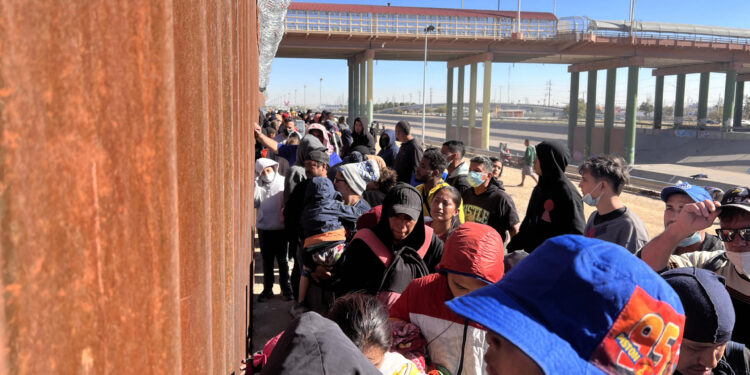 Migrantes hacen fila para entregarse a la Patrulla Fronteriza estadounidense en la valla fronteriza de El Paso, Texas, frente a Ciudad Juárez, México. Fotografía de archivo. EFE/Octavio Guzmán