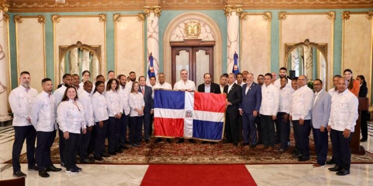 El presidente hizo entrega de la enseña tricolor en un acto realizado en el Salón de Embajadores del Palacio Nacional.