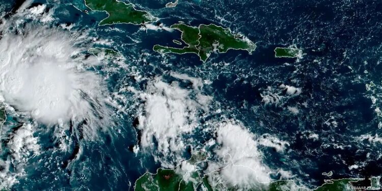 Las tormentas tropicales se forman generalmente sobre el Atlántico y avanzan hacia el oeste durante la temporada de hucaranes en el Caribe.