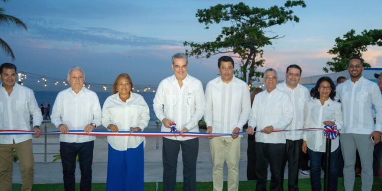 Abinader, junto a David Collado y otros ministros, inauguran el remozamiento del Malecón de SDE