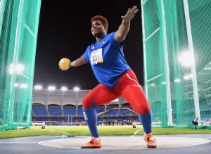 La juvenil atleta superó su propia marca, que era de 16.24 metros.