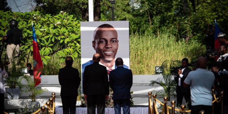 AME1680. PUERTO PRÍNCIPE (HAITÍ), 07/07/2023.- El primer ministro haitiano, Ariel Henry, junto a miembros de su Gobierno, conmemora el segundo aniversario del magnicidio del presidente Jovenel Moise, hoy, en Puerto Príncipe (Haití). La investigación sobre el asesinato del presidente haitiano Jovenel Moise sigue estancada, mientras el país conmemora este viernes el segundo aniversario del magnicidio en un contexto de crisis sin precedentes. El 7 de julio de 2021, Moise fue torturado y asesinado en su residencia privada de Perlerin 5, en Pétion-ville, por un grupo de mercenarios entre los que había colombianos y antiguos efectivos de los servicios secretos estadounidenses. EFE/ Johnson Sabin