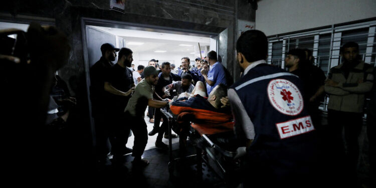 zzzzinte1Una persona herida recibe asistencia tras un ataque aéreo israelí contra un hospital, según el Ministerio de Sanidad de Gaza, en la ciudad de Gaza, Franja de Gaza. 17 de octubre de 2023. Foto NA: REUTERS/Mohammed Al-Masrizzzz