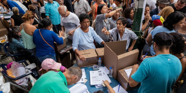 ACOMPAÑA CRÓNICA: VENEZUELA ELECCIONES - AME9666. CARACAS (VENEZUELA), 22/10/2023.- Ciudadanos asisten a votar en las elecciones primarias de la oposición, hoy, en Caracas (Venezuela). Miles de venezolanos han votado este domingo en las primarias opositoras con la esperanza puesta en un cambio de presidente en 2024, una larga carrera que los ciudadanos que se oponen al chavismo asumieron con entusiasmo, aguantando horas bajo el sol o la lluvia, con el firme propósito de votar. EFE/ Rayner Peña R.