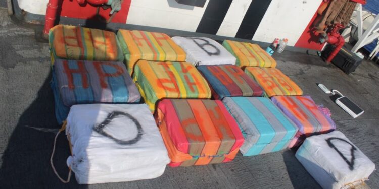 Fotografía cedida por la Guardia Costera de Estados Unidos donde se muestran unos fardos con más de 900 libras (408 kgs) de cocaína interceptada en el mar mientras son exhibidos en la cubierta del guardacostas estadounidense Valiant (WMEC 621), el 13 de septiembre de 2023. EFE/Guardia Costera EE.UU.