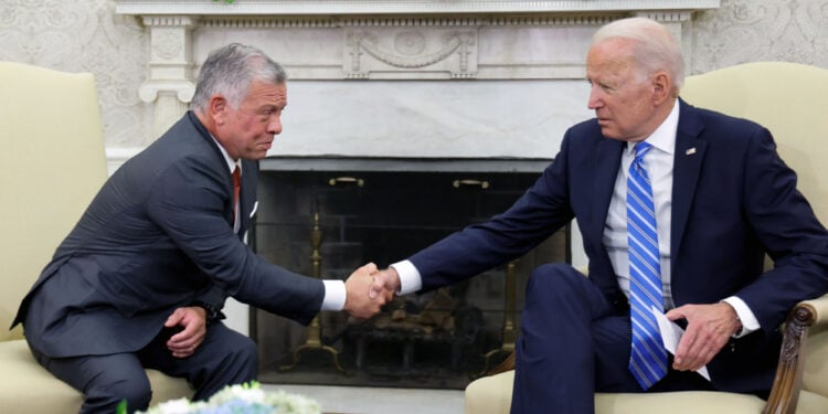 El presidente de Estados Unidos, Joe Biden, estrecha la mano del rey de Jordania, Abdullah II, en el Despacho Oval de la Casa Blanca en Washington, Estados Unidos, el 19 de julio de 2021. REUTERS/Jonathan Ernst