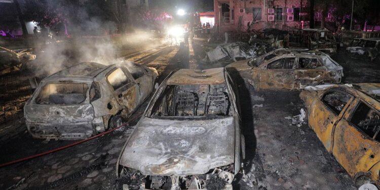 -FOTODELDIA- Gaza (PALESTINA), 17/10/2023.- Vista de los coches calcinados en el hospital de Al Ahli en la ciudad de Gaza. Un bombardeo israelí sobre un hospital de la ciudad de Gaza causó este martes al menos 500 muertos, confirmó a EFE una portavoz del Ministerio de Sanidad de la Franja, controlada por el grupo islamista Hamás. Supone la mayor masacre en el enclave de las cinco guerras que ha habido entre las milicias palestinas de Gaza e Israel desde 2008. EFE/ Mohammed Saber