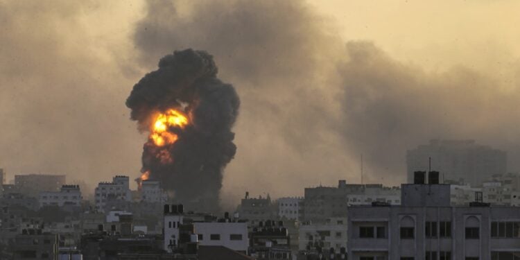 Gaza (-), 02/11/2023.- Smoke and flames rise following an Israeli strike on the Tal Al Hawa neighborhood in Gaza City, 02 November 2023. More than 9,000 Palestinians and at least 1,400 Israelis have been killed, according to the Israeli Defense Forces (IDF) and the Palestinian health authority, since Hamas militants launched an attack against Israel from the Gaza Strip on 07 October, and the Israeli operations in Gaza and the West Bank which followed it. EFE/EPA/MOHAMMED SABER