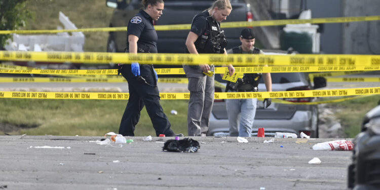 Investigadores analizan la escena de un tiroteo en un centro comercial, el domingo 18 de junio de 2023, en Willowbrook, Illinois. (AP Foto/Matt Marton)