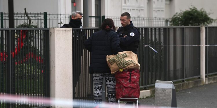 Meaux (France), 26/12/2023.- French police control a woman in front of a building where five bodies were found dead in Meaux, near Paris, France, 26 December 2023. Five bodies, of a mother and her four children were found dead by French police in an apartment on the evening of 25 December. Jean-Baptiste Bladier, the local prosecutor confirmed that a homicide investigation has been launched after the five bodies were found. (Francia) EFE/EPA/Christophe Petit Tesson