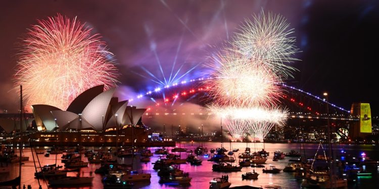 Sydney (Australia), 31/12/2023.- The 9pm fireworks are seen during New Year'Äôs Eve celebrations in Sydney, Australia, 31 December 2023. EFE/EPA/DAN HIMBRECHTS AUSTRALIA AND NEW ZEALAND OUT