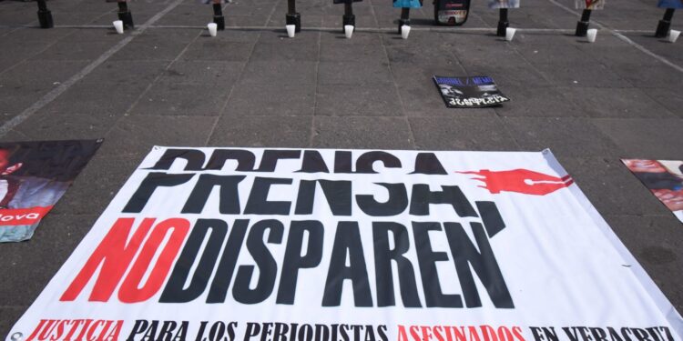 XALAPA, VERACRUZ, 03MAYO2022.- Familiares y amigos de periodistas asesinados en Veracruz colocaron fotografías y veladoras en plaza Lerdo como manifestación pues han pasado 10 años sin justicia.
FOTO: YERANIA ROLÓN/CUARTOSCURO.COM