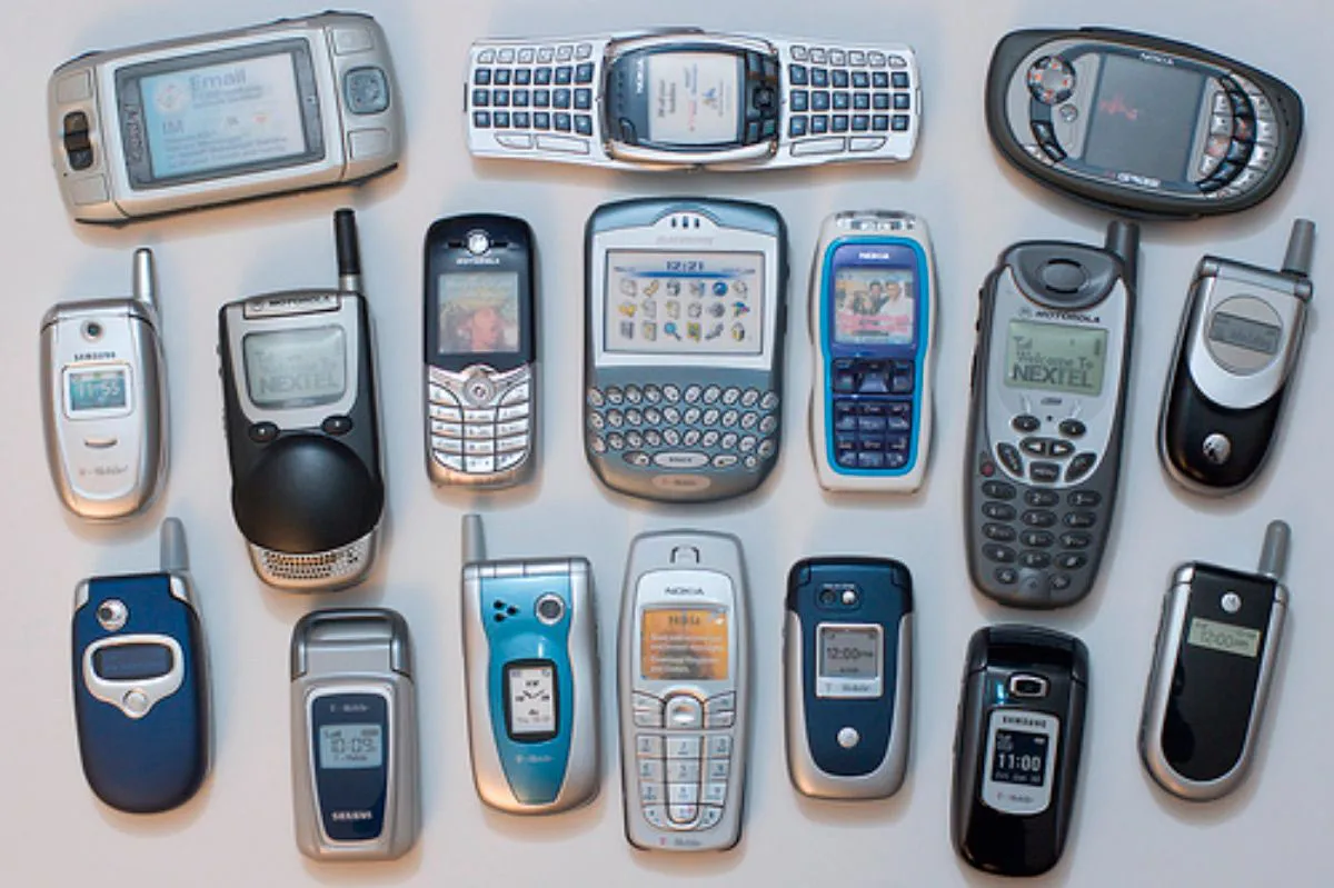 Tres teléfonos celulares antiguos: Samsung, Motorola y Alcatel. Teléfonos  antiguos raros. -  México