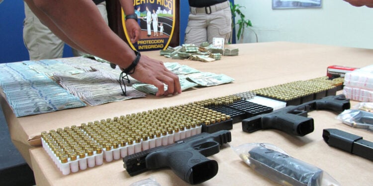 Detalle de algunas de las armas, dinero y drogas incautadas por la Policía de Puerto rico. Imagen de archivo. EFE/Jorge Muñiz