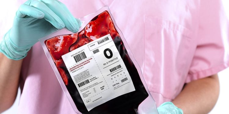 Un enfermera sostiene una bolsa de sangre tipo O positivo