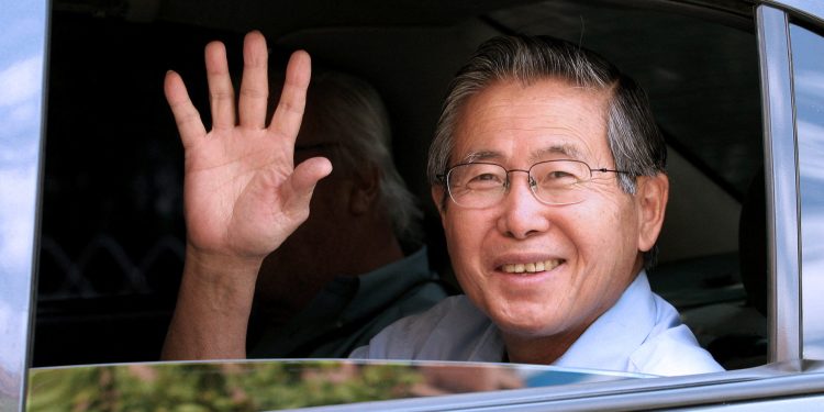 (FILES) Former Peruvian president (1990-2000) Alberto Fujimori waves from the car as he leaves 20 February, 2007 his new residence in Las Condes, near the Japanese embassy to Chile in Santiago. Peru's Constitutional Court on December 5, 2023, ordered the immediate release of octogenarian former Peruvian president Alberto Fujimori, who has been serving a 25-year prison sentence for "crimes against humanity" since 2009 in a Lima prison. (Photo by GERALDO CASO BIZAMA / AFP)