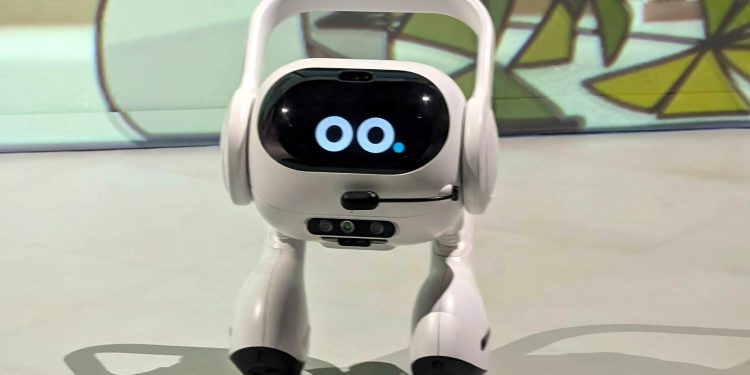 USA1571. LAS VEGAS (ESTADOS UNIDOS), 12/01/2024.- Fotografía del 'Agente de IA', un robot doméstico inteligente de LG que busca crear un 'hogar sin trabajo', durante las exhibiciones de la Feria de Electrónica de Consumo (CES), el 10 de enero de 2024, en Las Vegas, Nevada (EE.UU.). El mundo tecnológico se ha reunido esta semana en la Feria de Electrónica de Consumo (CES) en Las Vegas (EE.UU.) para anunciar innovaciones que buscan trasformar todo tipo de sectores, con productos que van desde adorables robots domésticos con inteligencia artificial (IA) a aparatos que hacen "hablar" a las plantas o gafas para oír mejor. EFE/ Sarah Yáñez-Richards