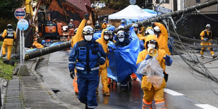 Rescuers carry away the body of victim who was retrieved from a landslide site in the Kawashima district in the city of Anamizu, Ishikawa Prefecture, on January 6, 2024, after a major 7.5 magnitude earthquake struck the Noto region on New Year's Day. - Rescuers sifted through rubble on January 6 as focus turned to recovering bodies rather than finding survivors five days after a huge earthquake struck central Japan, with 98 people now confirmed killed. (Photo by Toshifumi KITAMURA / AFP)
