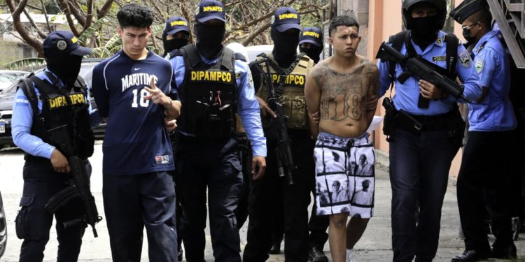 Fotografía cedida por la Dirección Policial Antimaras y Pandillas Contra el Crimen Organizado (DIPAMPCO) que muestra la detención de dos jóvenes en Tegucigalpa (Honduras). EFE/ Cortesía DIPAMPCO