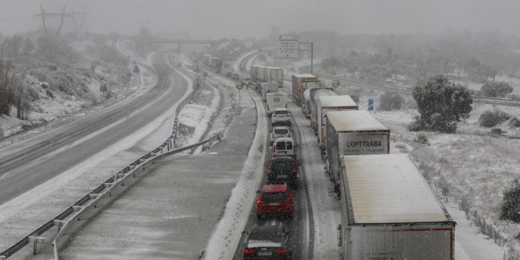 El temporal de nieve ha dejado esta tarde varadas a largas filas de camiones y coches en la A-66, entre Guijuelo y Béjar (Salamanca), una zona que está bajo aviso amarillo. EFE/ J.M.García
