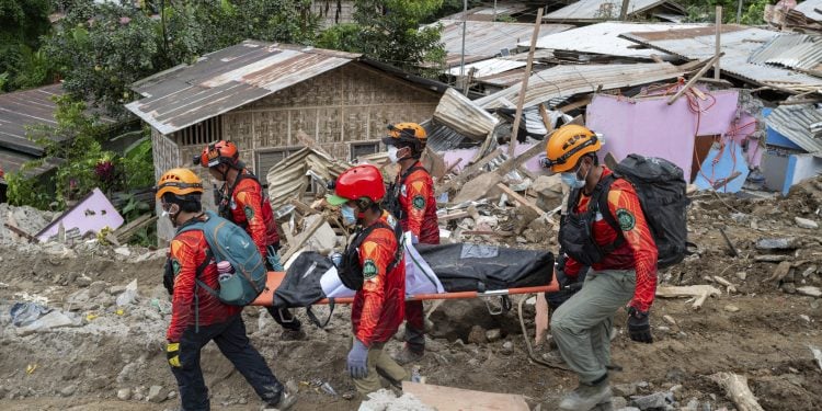Las labores de rescate tras el deslizamiento de tierra en Masara, Filipinas, el 8 de febrero de 2024. (Foto AP)