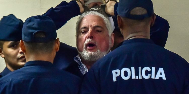 (FILES) Former Panama's president (2009-2014) Ricardo Martinelli shouts at the press saying his rights are being violated, as he is escorted to a court room at the Supreme Court in Panama City, on November 19, 2018. - The Panamanian Prosecutor's Office requested on Thursday June 1, 2023 the "maximum sentence" of 12 years in prison for money laundering for former President Ricardo Martinelli, who aspires to return to power in the 2024 elections. (Photo by Luis ACOSTA / AFP)