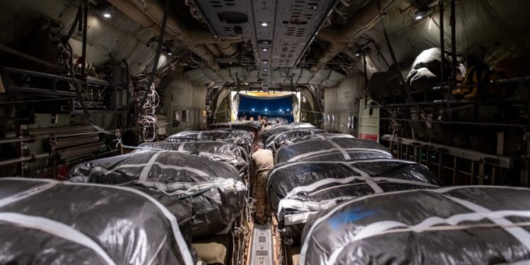 Fotografía cedida por la Fuerza Aérea de los Estados Unidos de un cargamento con ayuda humanitaria para la población de Gaza este sábado, en un avión en una ubicación desconocida al sureste de Asia. EFE/ Fuerza Aérea de los Estados Unidos /