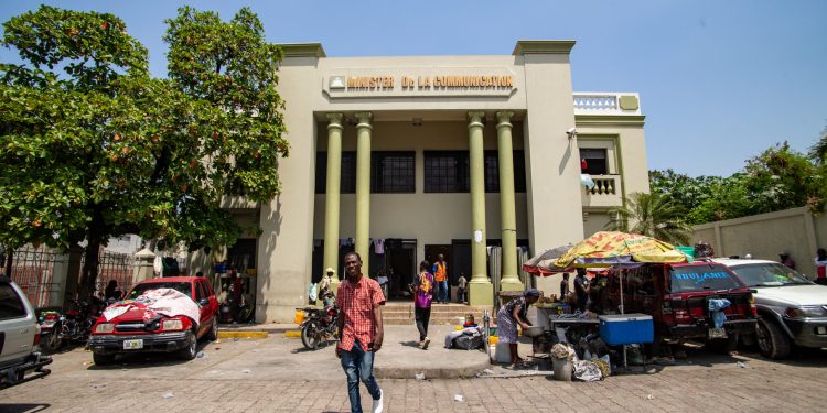 Fotografía de los refugiados en la sede del Ministerio de la Comunicación este jueves, en Puerto Príncipe (Haití). EFE/ Mentor David Lorens