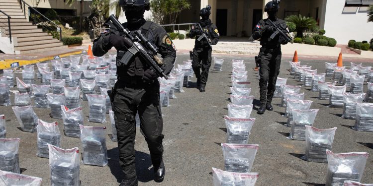 Agentes de la Dirección Nacional de Control de Drogas (DNCD), resguardan un cargamento de cocaína capturado durante un operativo, este miércoles en Santo Domingo (República Dominicana). EFE/Orlando Barría