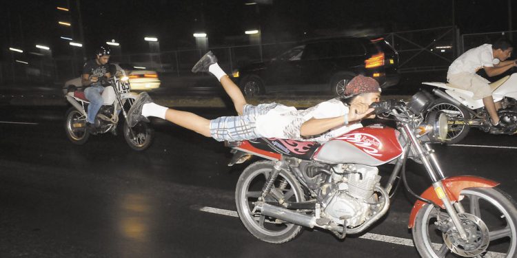Managua, Nicaragua.03/09/2011.Carreras Ilegales de motos y autos en Carretera a masaya.LA PRENSA/Oscar Navarrete