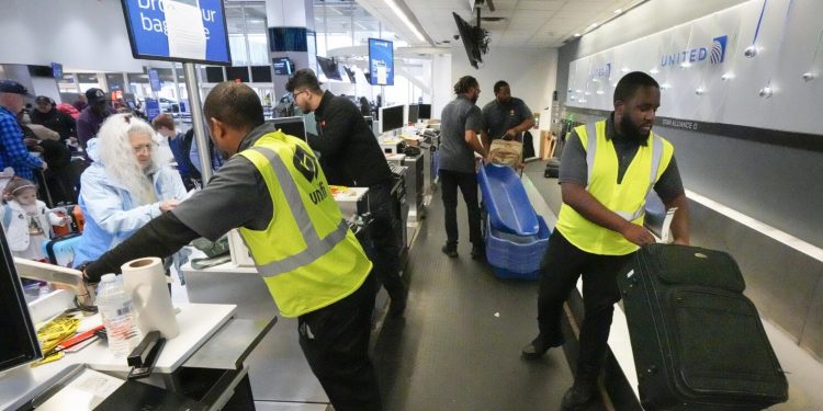 ARCHIVO - Pasajeros dejan su equipaje en el mostrador de United Airlines en la Terminal C del Aeropuerto Internacional George Bush, el jueves 21 de diciembre de 2023, en Houston. (Brett Coomer/Houston Chronicle via AP, Archivo)
