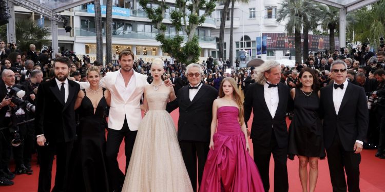 Cannes (Francia).- (De izquierda a derecha) Los actores Tom Burke, Elsa Pataky, Chris Hemsworth, Anya Taylor-Joy, el director australiano George Miller, la actriz Alyla Browne, el productor Doug Mitchell y Warner Bros. Los codirectores ejecutivos de Film Group, Pamela Abdy y Michael De Luca, asisten al estreno de 'Furiosa: A Mad Max Saga' durante el 77º Festival de Cine de Cannes. La película se presenta fuera de competición.EFE/EPA/GUILLAUME HORCAJUELO