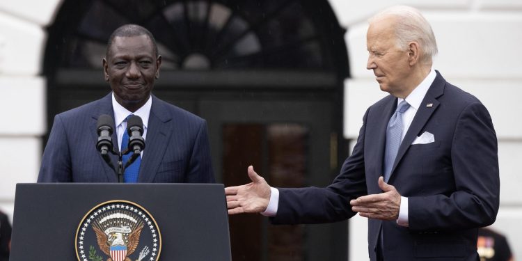 El presidente de Estados Unidos, Joe Biden (d), escucha al su homólogo de Kenia, William Ruto (i), durante una ceremonia de bienvenida a Ruto en el jardín sur de la Casa Blanca, durante una visita de Estado en Washington, DC, EE. UU. EFE/Michael Reynolds